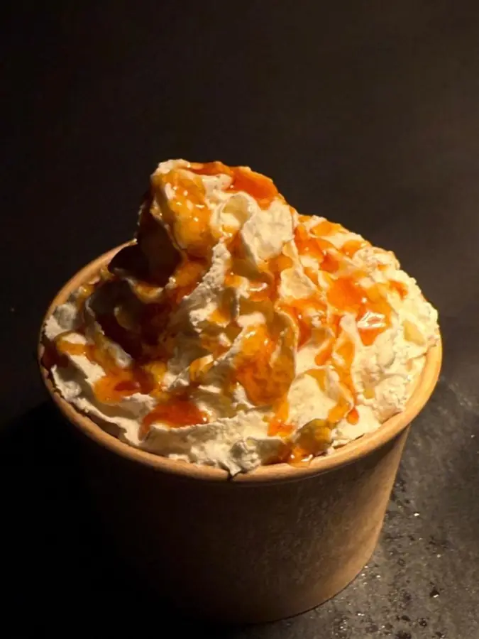 Helado casero con cobertura de caramelo