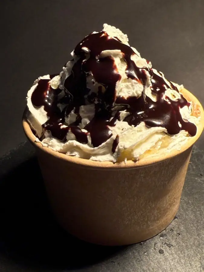 Helado casero con cobertura de chocolate