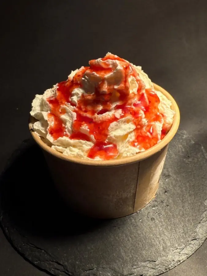 Helado casero con cobertura de fresa